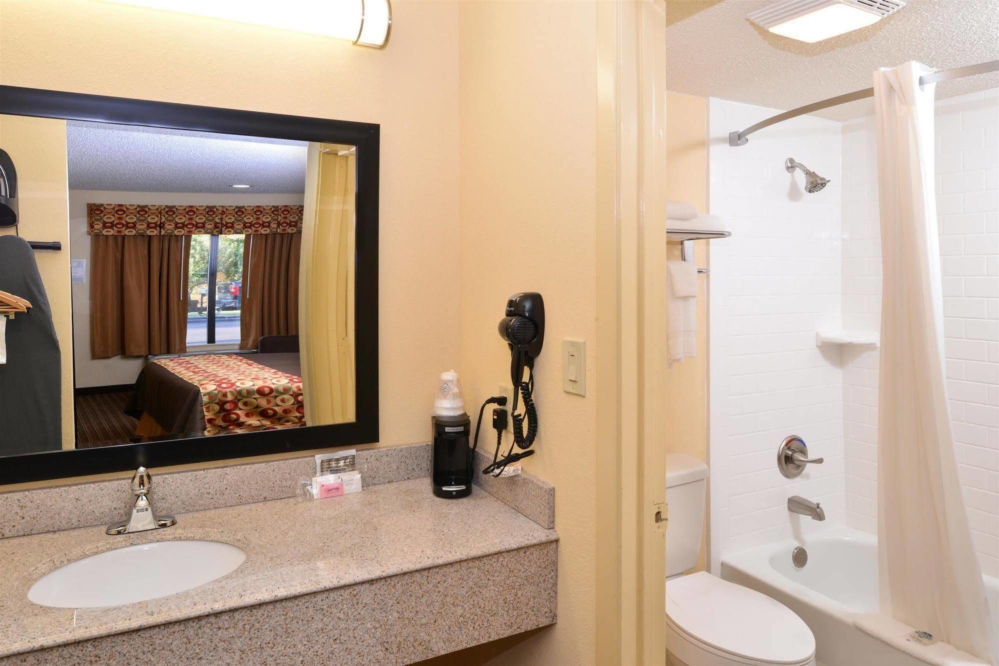 Americas Best Value Inn Tupelo Barnes Crossing Exteriör bild